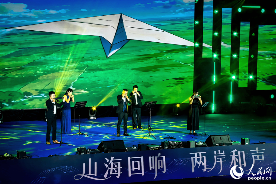 茱蒂口琴乐团现场演奏。人民网记者 林盈摄