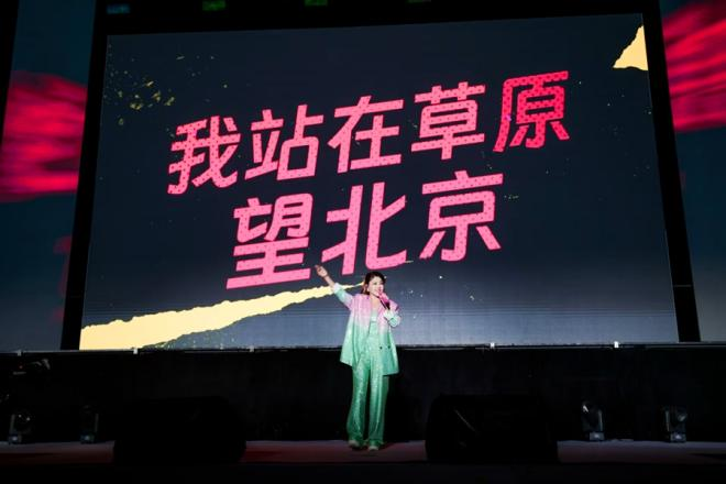 歌手演唱《站在草原望北京》。鼓浪嶼管委會供圖