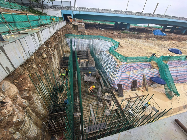 马銮湾新城新阳排洪渠1#中型水闸建设工程 闸室中墩及廊道钢筋绑扎
