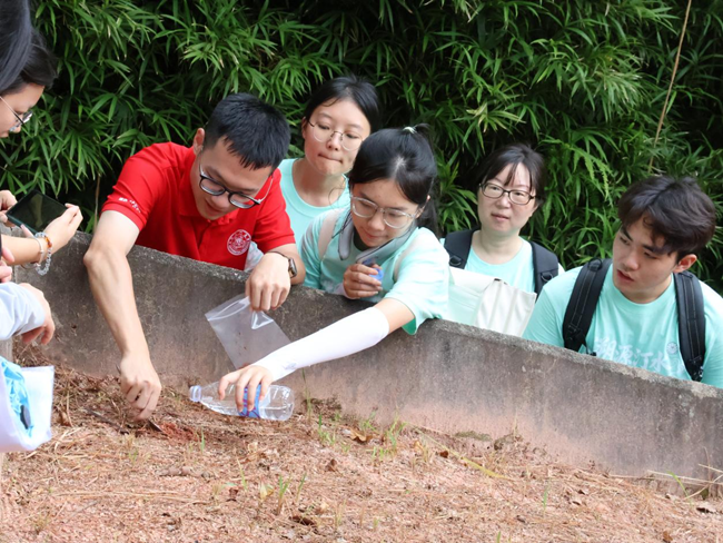 践队在长汀水土保持科教园检测土质
