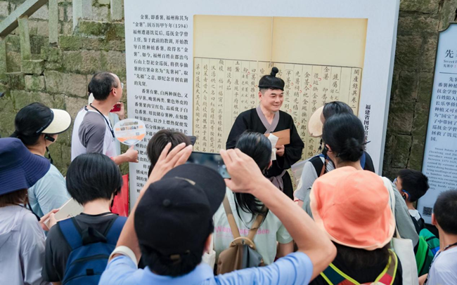 “故纸还山：走在乌山看古籍”沉浸式研学游活动现场