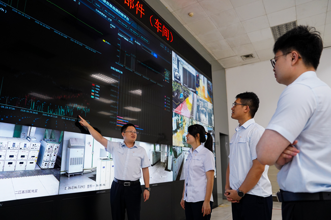 電氣技術員向班組員工分析近期能耗數據