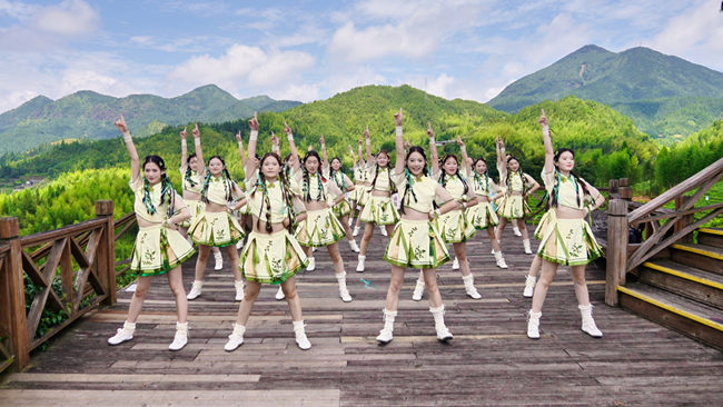 大田美人茶啦啦隊在大仙峰·茶美人景區展演。陳在國攝