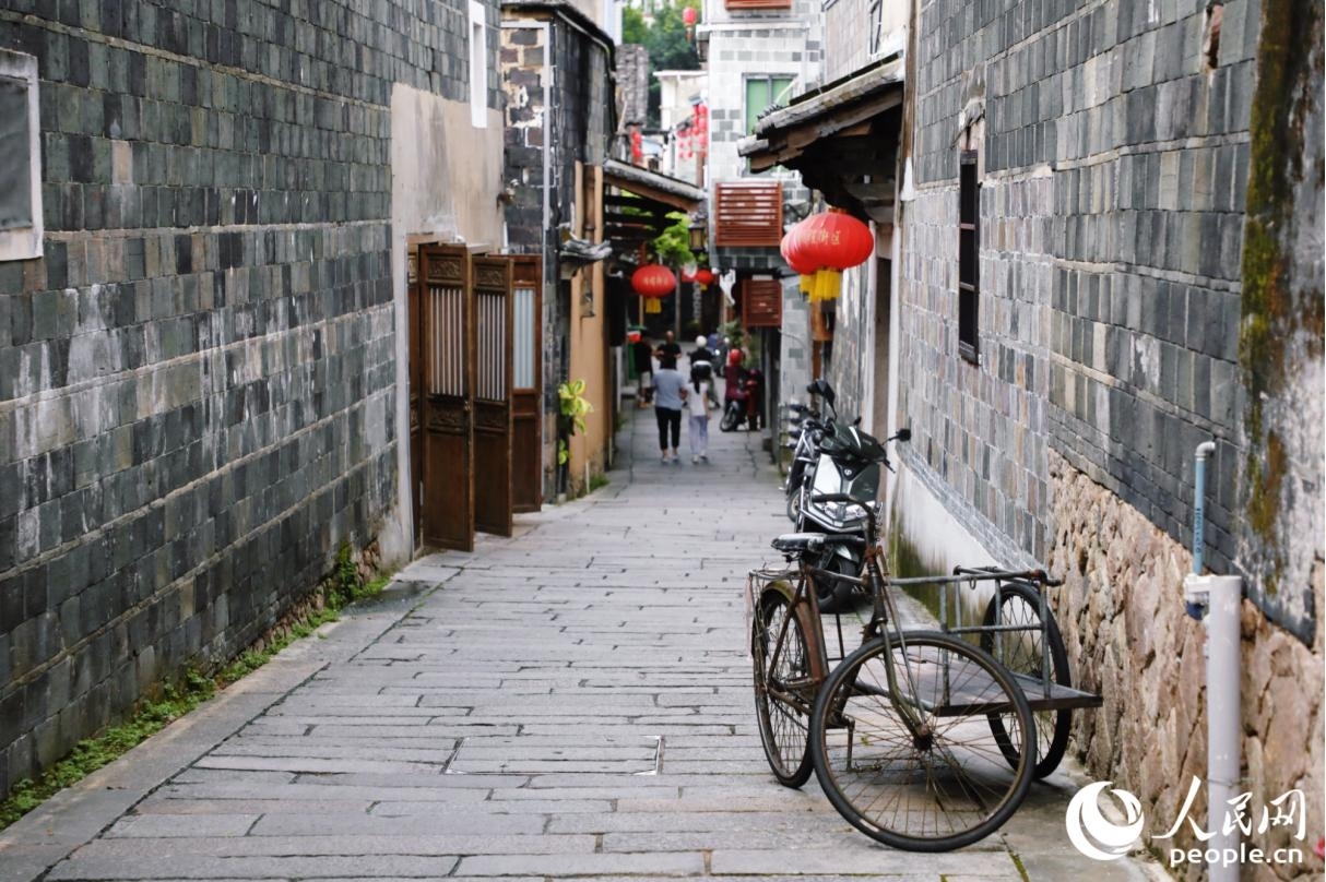漫步在青石板路，穿梭于古建之间。人民网记者 李唯一摄