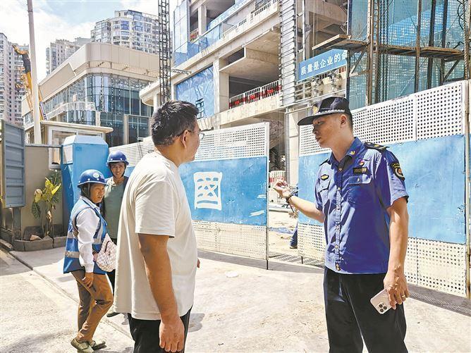 　王鹭（右一）排查辖区施工扬尘和噪声隐患。