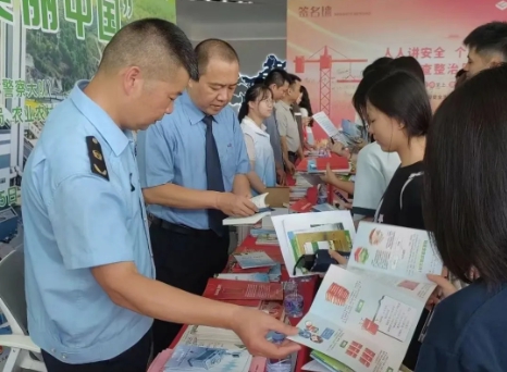 開展線下宣傳。安溪縣檢察院供圖
