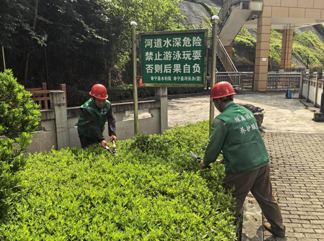 工作人員常態化修剪維護綠植