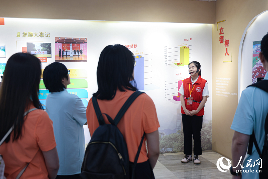 台湾学子参观闽江大学校史馆，了解高校发展历程，感受校园文化。实习生 陈安凯摄