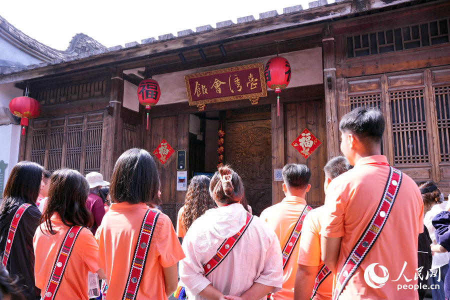 台湾学子走进台湾会馆，探寻两岸同根同源的历史记忆。实习生 彭子秦摄