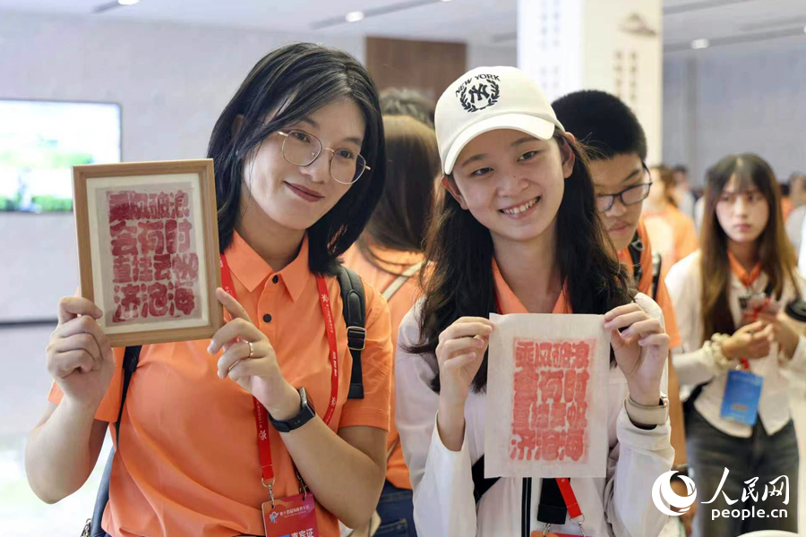 台湾学子展示亲手制作的拓印作品，感受传统非遗魅力。实习生 陈安凯摄