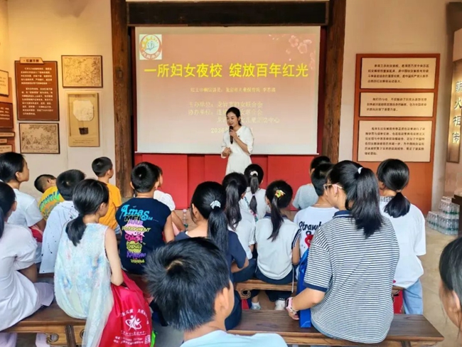 在連城縣新泉工農婦女夜校舊址，宣講員在講述夜校的百年歷史