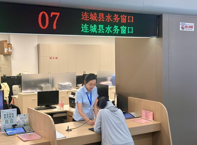 陪辦員在幫助用戶辦理業務