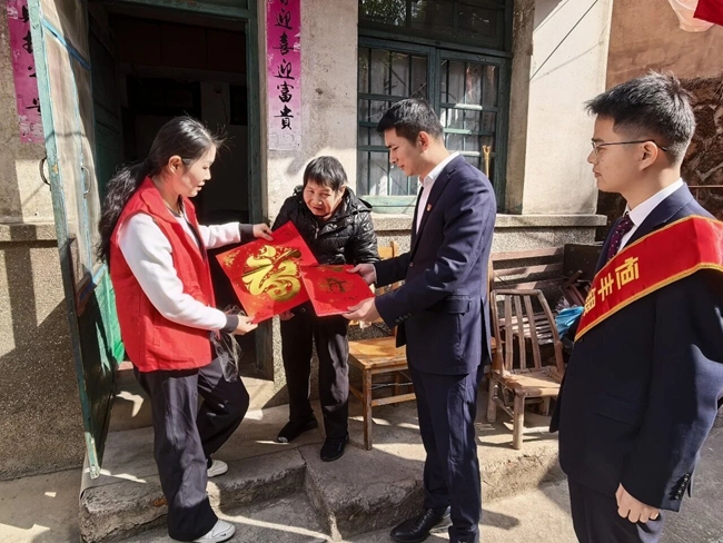 恒丰银行龙岩分行与新罗区东城街道东宝社区、东门社区共同走访慰问社区群众