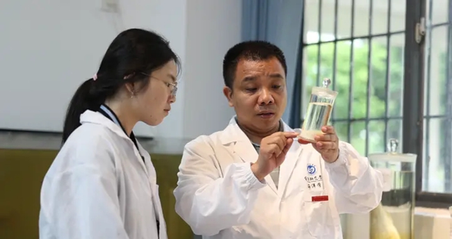宁德师范学院实验室，黄伟卿在指导学生。陈宏摄
