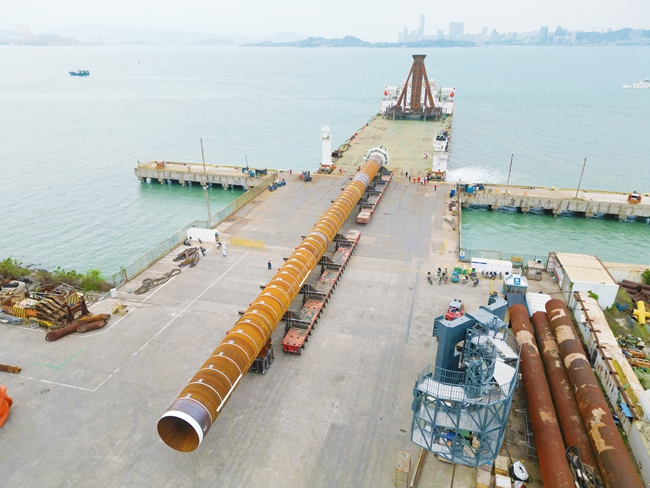 中信重工建造第一根“海油安澜号”锚桩滚转上船发运