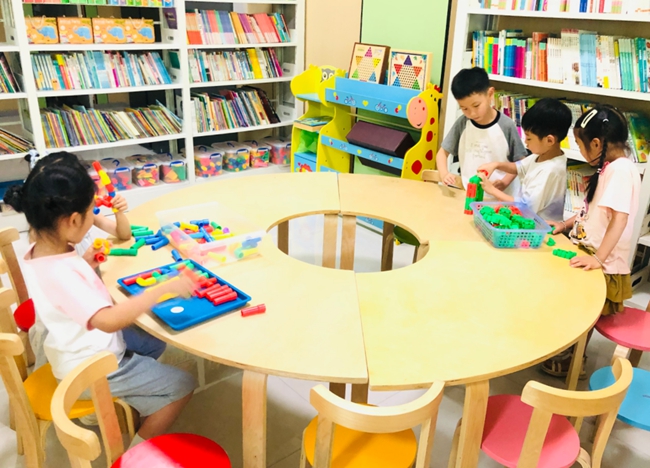 孩子们在社区“儿童之家”体验趣味活动。双城镇供图