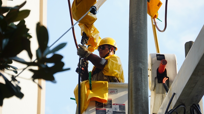 國網邵武市供電公司工作人員廖衛健在杆前開展帶電作業。郭慧超攝