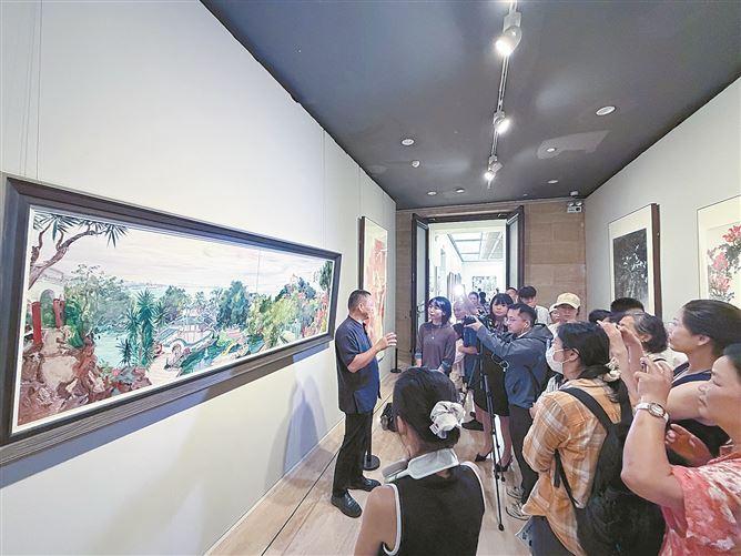 创作者现场讲画，吸引众多市民游客驻足。