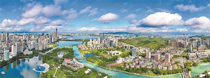 厦门市在海洋生态修复、绿色低碳发展上走在全国前列，绘就“城在海上、海在城中”的绿色画卷。图为筼筜湖美景。记者 陈立新摄
