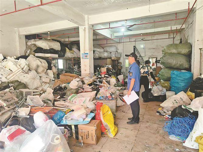 执法人员检查废品回收站点。