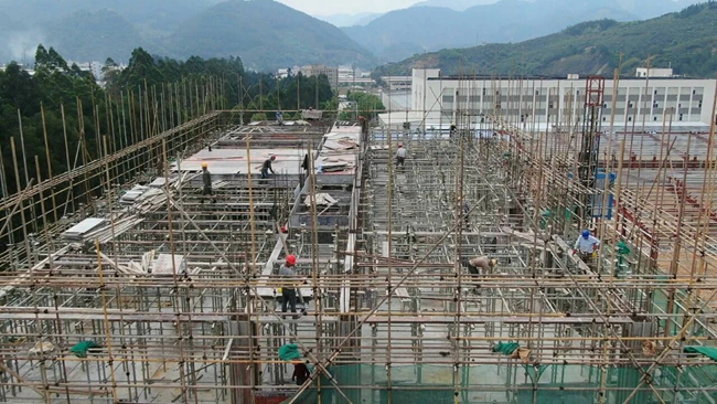 項目建設現場，工人們抓緊施工。大田縣融媒體中心供圖