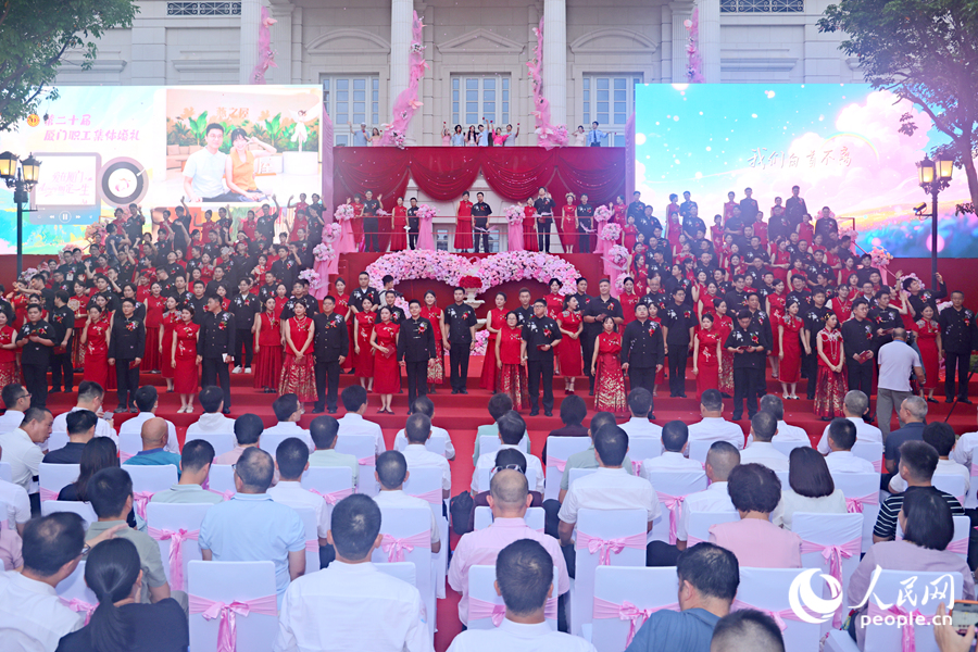 100对新人齐聚主舞台。人民网记者 陈博摄