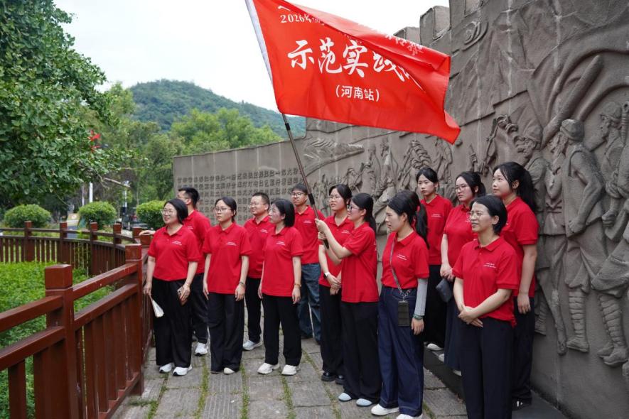 实践队师生在古银杏树下聆听红二十五军的故事