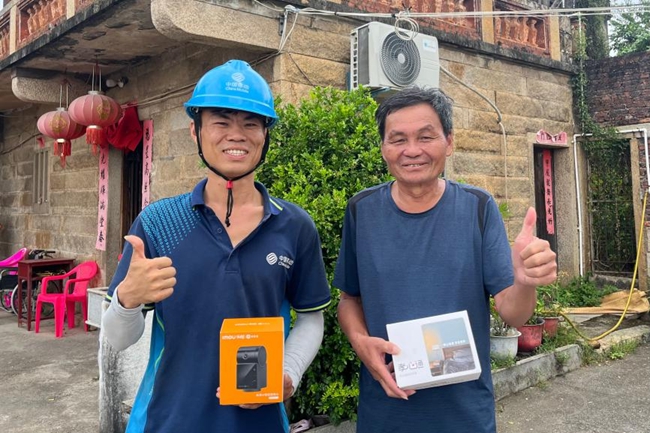 福建移動社區經理吳國冰（左）和陳阿伯合影