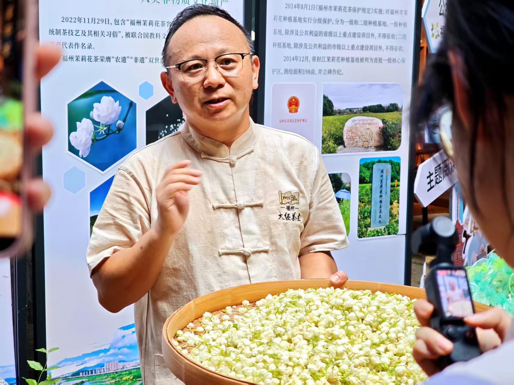 严锦华正在介绍福州茉莉花茶窨制工艺。蔡理昕 摄