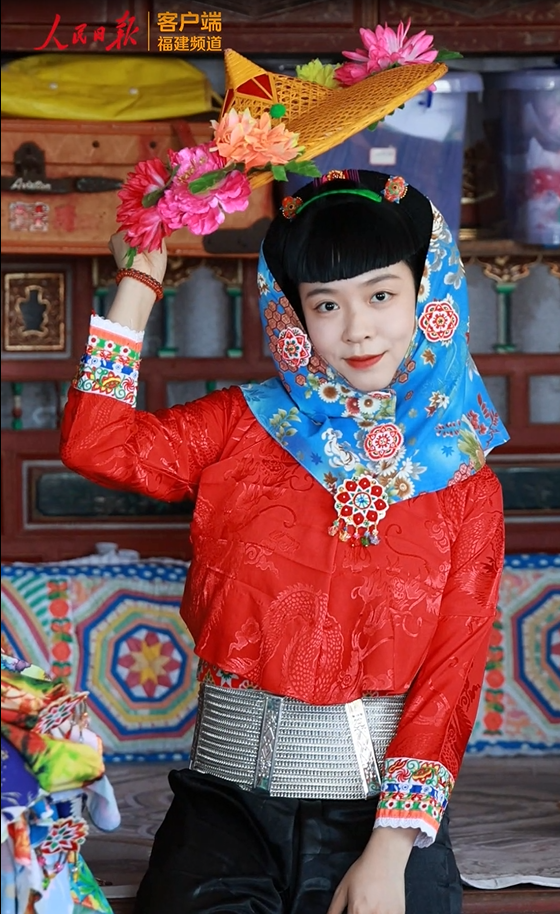 游客體驗惠安女傳統服飾。李昌乾攝