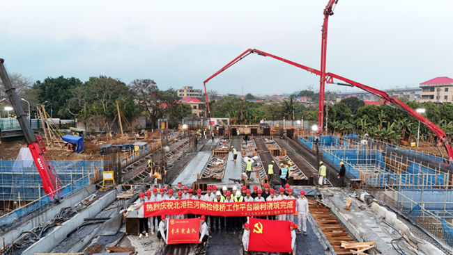 北溪水闸改建工程北港拦河闸检修桥工作平台最后一仓浇筑完成