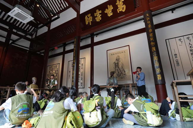 營員們走進朱熹園，了解朱子文化