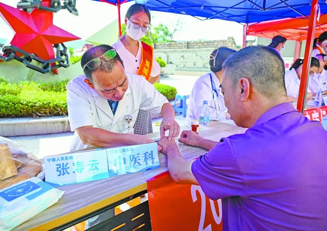 “移动医院”开进三都岛。胡苏阳摄
