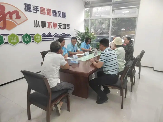 志愿调解员围绕物业纠纷问题进行现场调解。崔文均摄