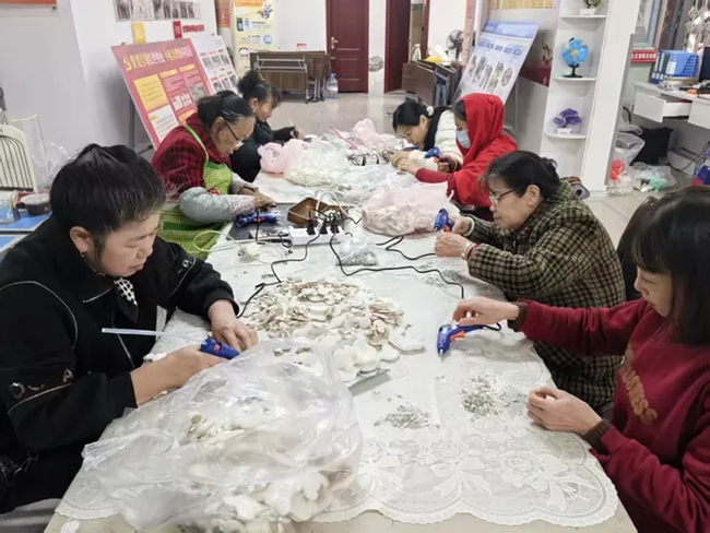 手工群众在手工坊打零工促增收。华建社区供图