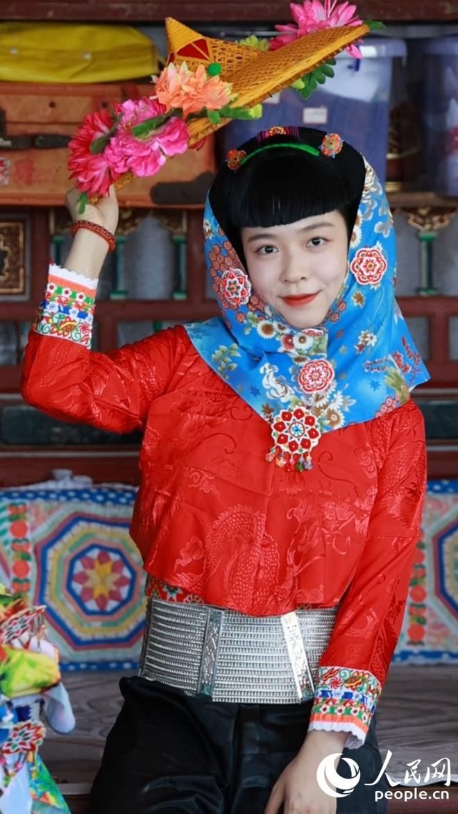 游客体验国家级非遗——惠安女服饰。人民网记者 李昌乾摄