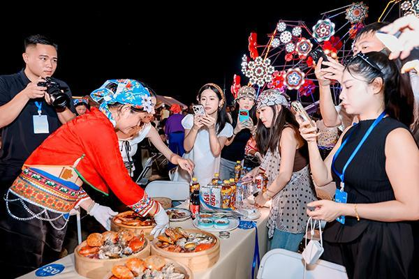 特色渔宴吸引大家拍照。主办方供图