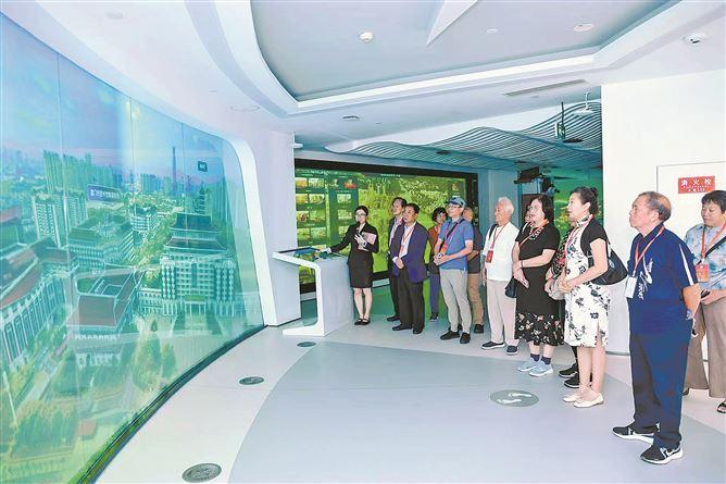 2025年的“弘扬嘉庚精神主题活动——促进国际合作”举办期间，侨胞实地考察集美新城。天下集美供图