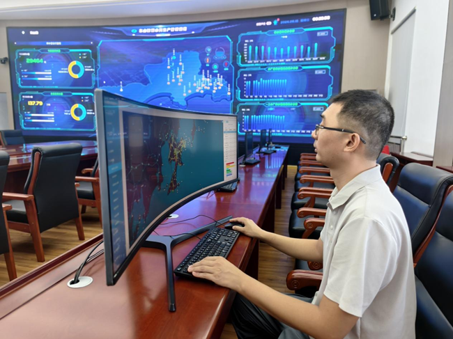 技術人員通過智慧水務平台查看管網情況