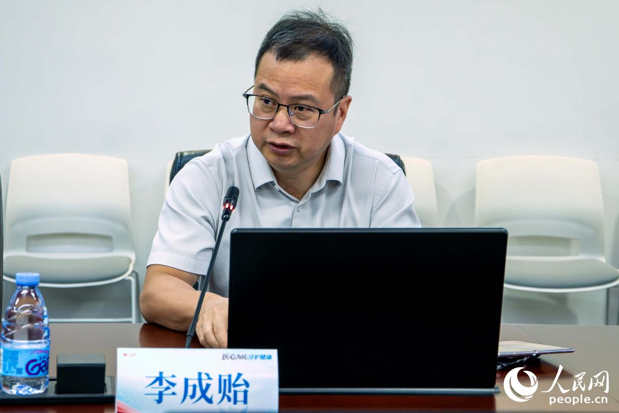 李成贻围绕早期乳腺癌外科治疗指南更新进行解读。人民网 林铭贤摄