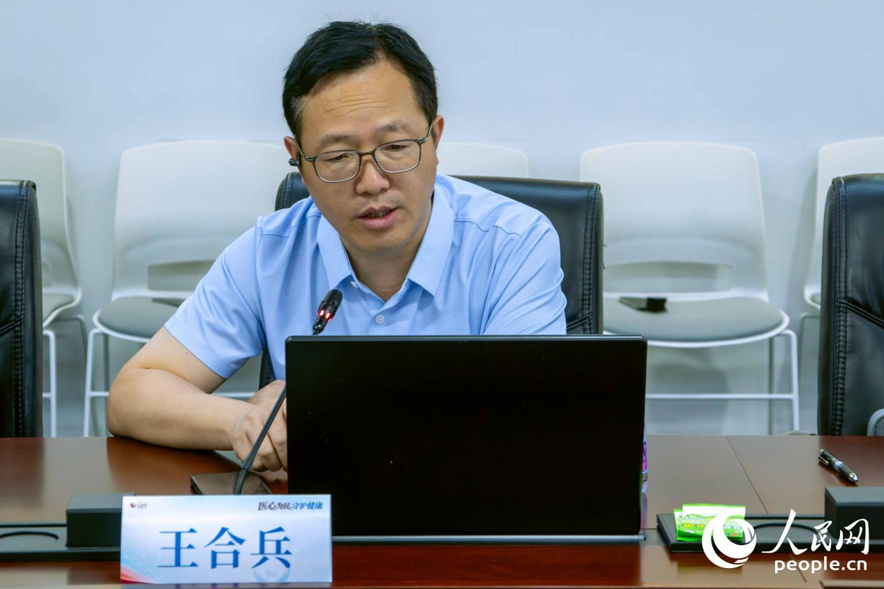 王合兵从基层诊疗视角出发进行分享。人民网 林铭贤摄