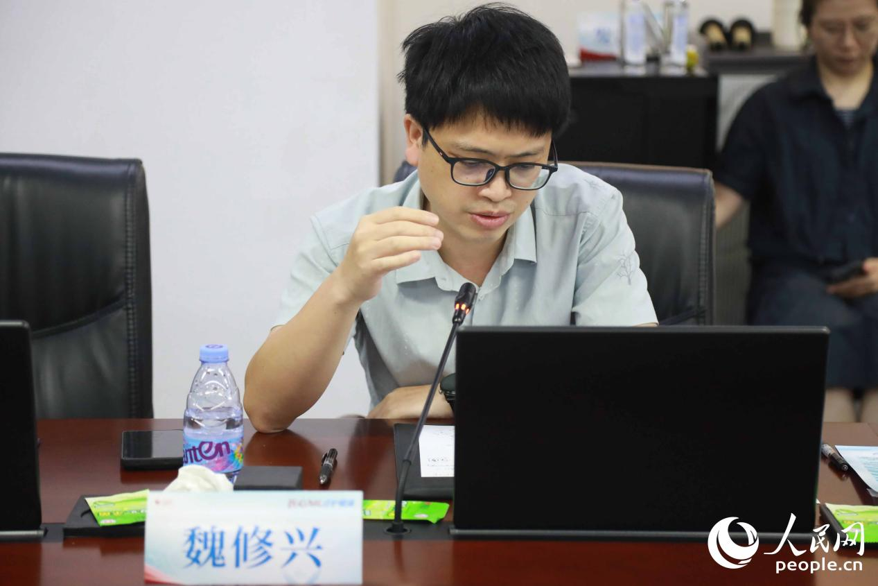 魏修兴围绕新辅助方案的临床实操痛点展开探讨。实习生 翁佩云摄