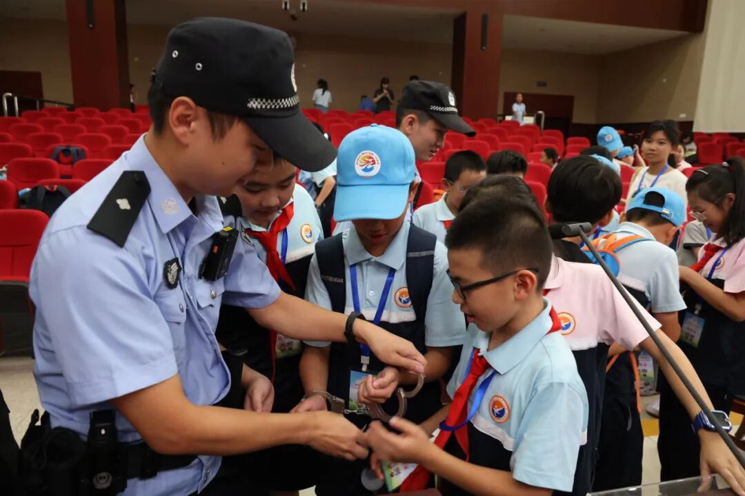 孩子们近距离感受法庭氛围