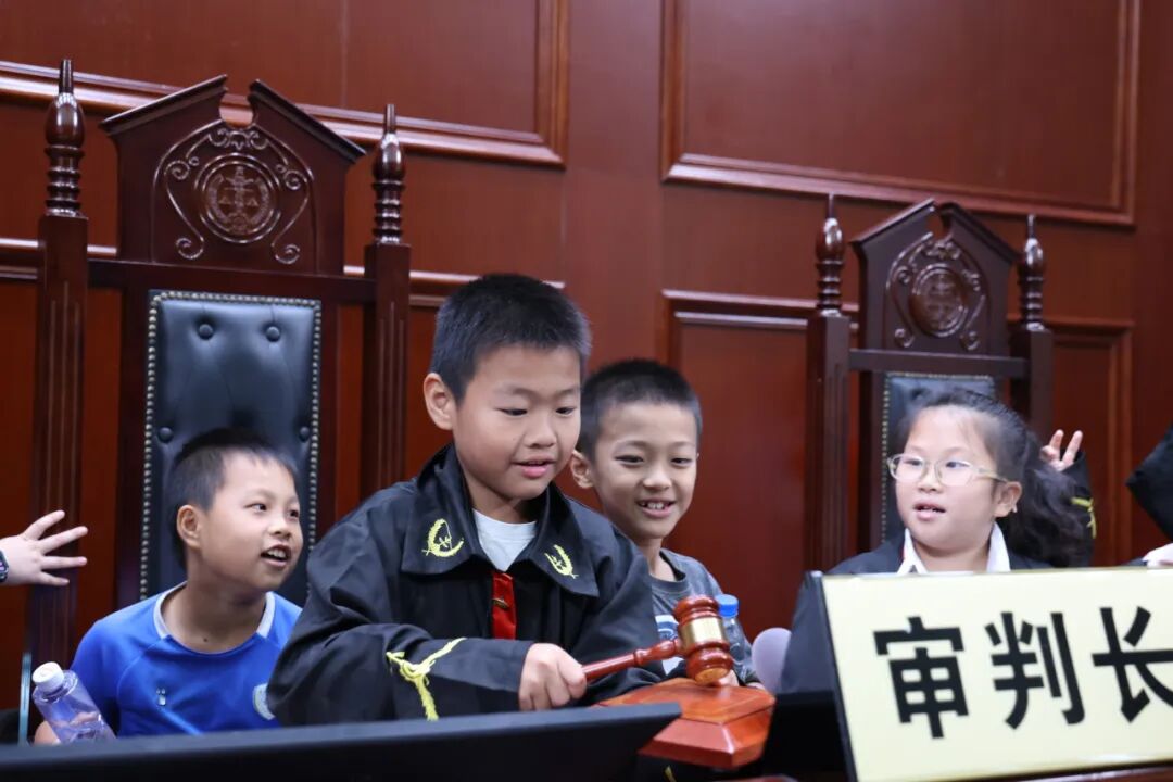 通过“小小法官”角色体验，孩子们亲身感受法律的庄重威严