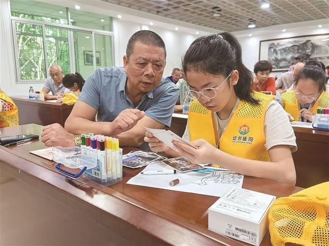 社区长者给“金融小助理”赠送寄语明信片。