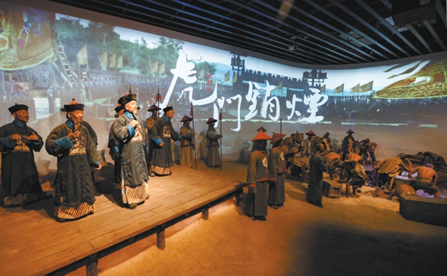 福州林则徐史绩展复原“虎门销烟”的场景。