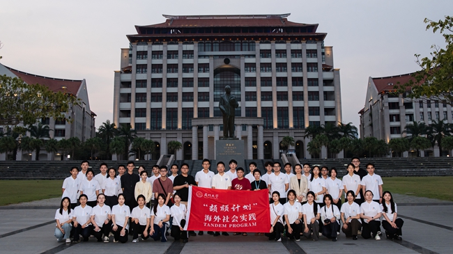 第七期“颉颃计划”成员于马来西亚分校嘉庚像前合影留念