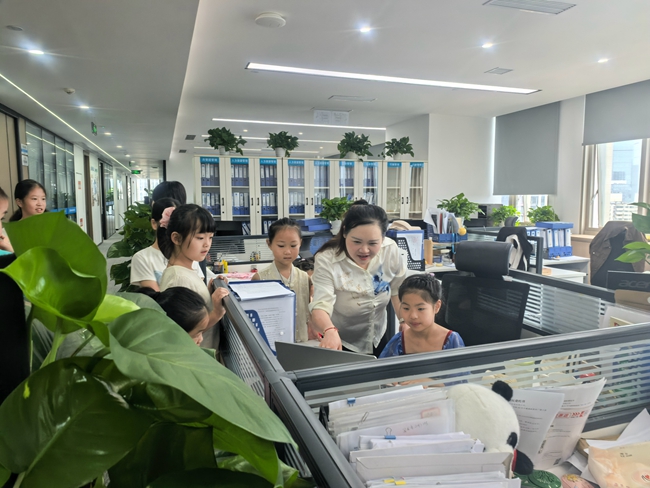 设置家属开放日，让孩子们走进爸爸妈妈的办公大楼