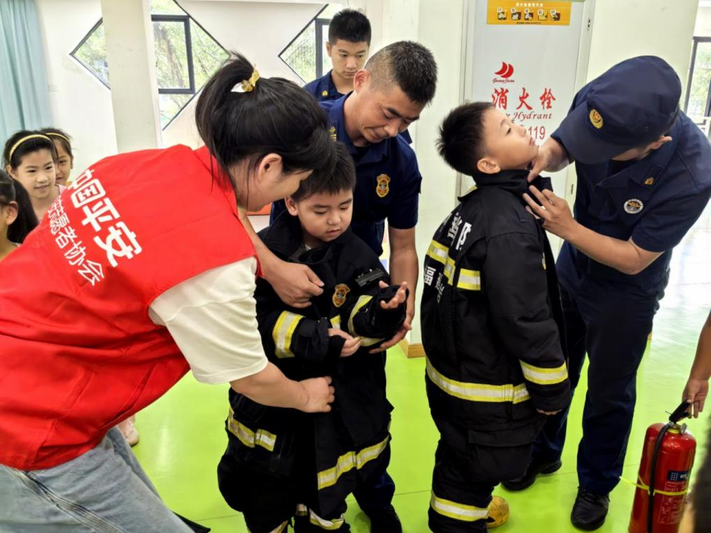 孩子们沉浸式学习消防知识。