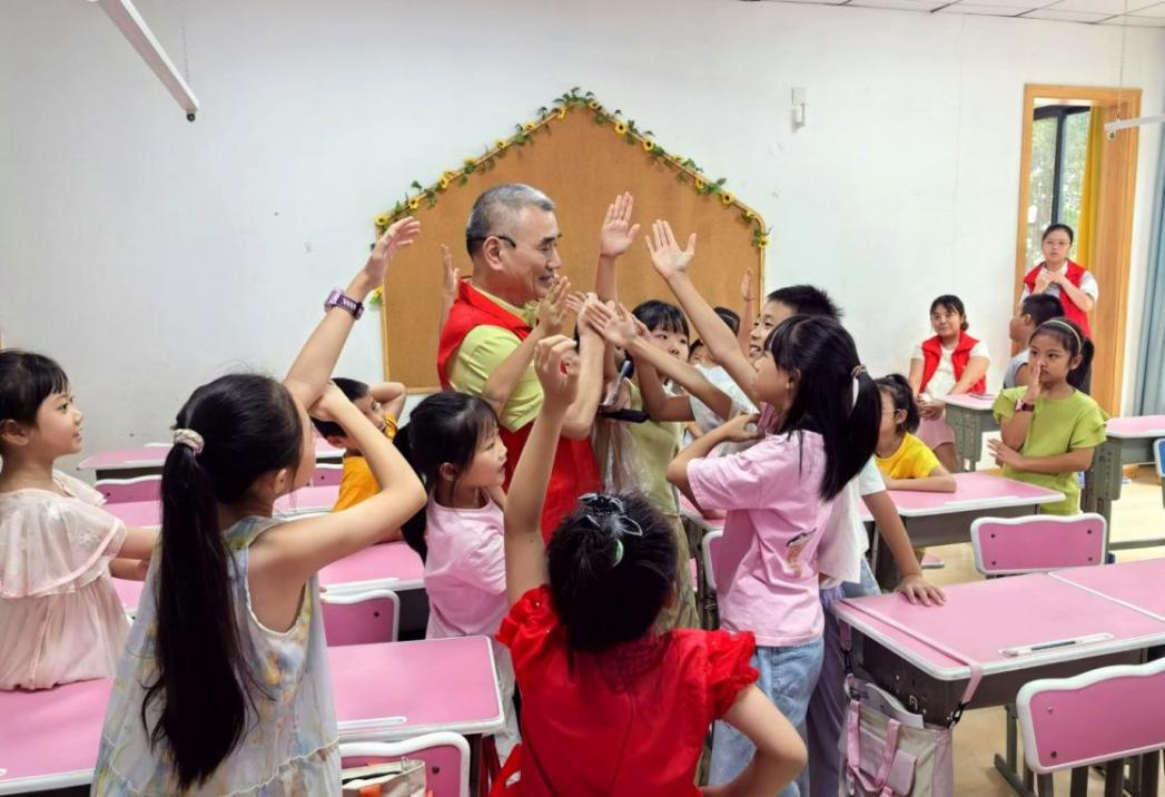 漳平暑托班上，博学的银发志愿者老师深受孩子们喜爱。